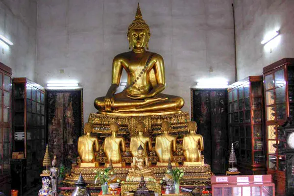 Tajlandia | Wat Pho - w vihanie południowym wierni składają ofiary i modlą się przed wizerunkiem Buddy