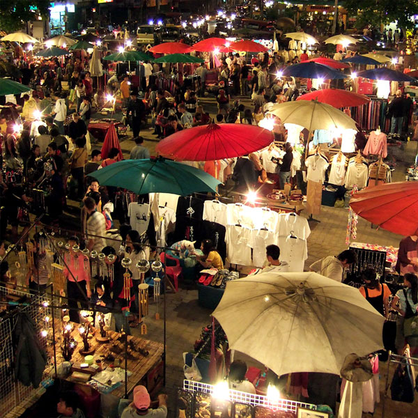 Nocny bazar w Chiang Mai: zakupy, jedzenie i targowanie