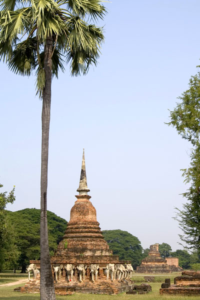 Wat Chang Lom w Sukhotai: chedi i słonie