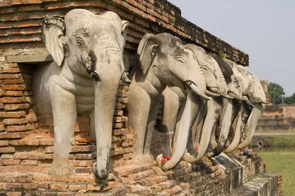 Tajlandia | Sukhothai - wizerunki słoni bywają wykorzystywane w tajskiej architekturze 