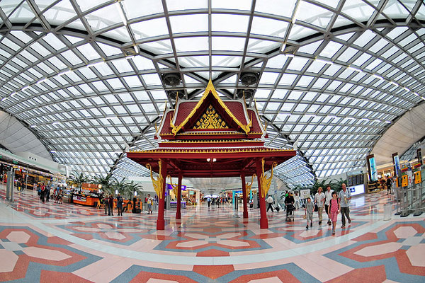 Lotnisko Suvarnabhumi w Bangkoku: dojazd i terminal